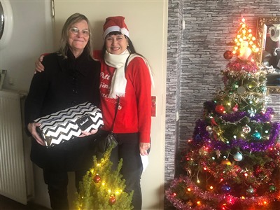Ron en Jan zijn weer op pad geweest om een compleet versierde Kerstboom bezorgd.