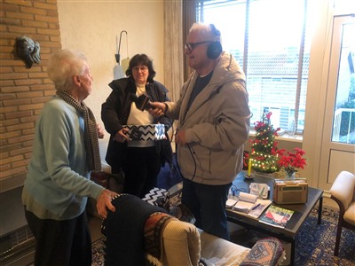 Ron en Jan zijn weer op pad geweest om een compleet versierde Kerstboom bezorgd.