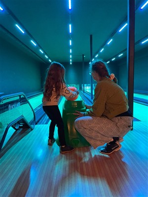 Jonge mantelzorgers genoten van gezellig bowlinguitje
