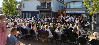 Zomeravondconcert op het Raadhuisplein in Lekkerkerk