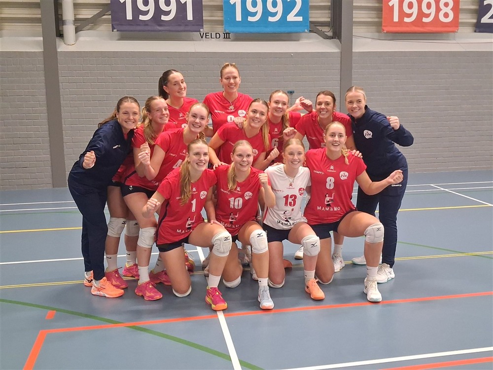 Dames Mamamo ZVH met opgeheven hoofd uit de beker