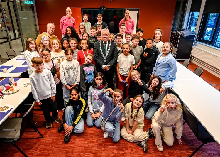 Burgemeester Manusama ontbijt met leerlingen van De Catamaran  “Een goede en gezonde start maakt het verschil” 