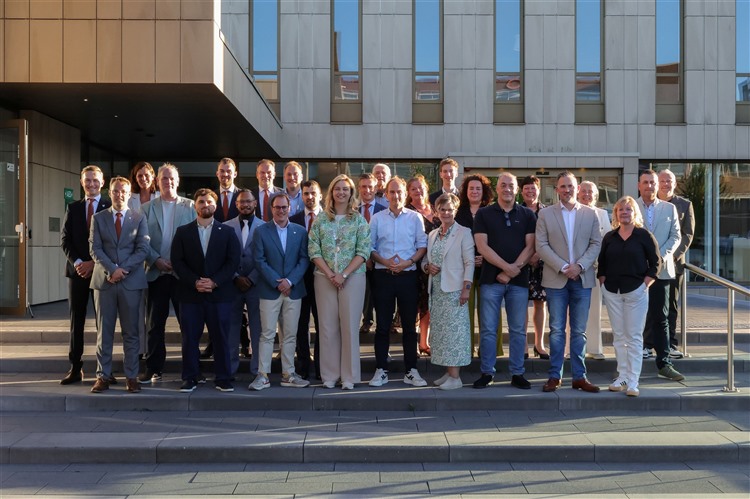 raadsleden-en-burgerleden-met-burgemeester-harriët-westerdijk-en-griffier-lars-van-der-linden.jpg