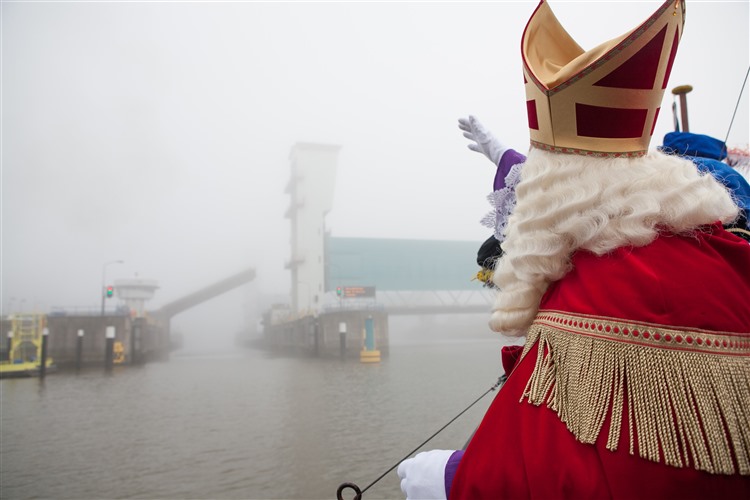Sinterklaasfeest in winkelcentrum Crimpenhof met bezoek van Sinterklaas en meet & greet met Mickey